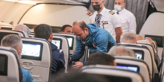 طبيب الأهلي المصري يسعف سيدة مغربية داخل الطائرة