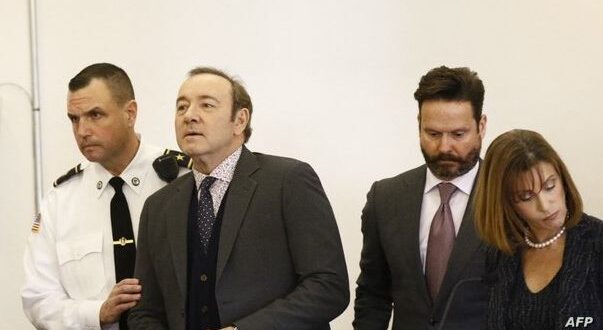 اتهام الممثل كيفن سبايسي بالاعتداء الجنسي على ثلاثة رجال ببريطانيا