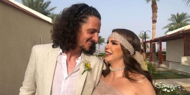 بالصور: دنيا عبد العزيز تحتفل بزفافها في سيناء بفستان بسيط وحذاء رياضي