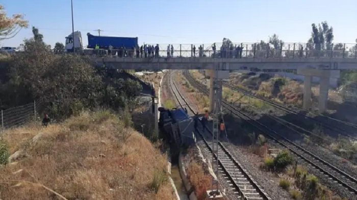 هذه تفاصيل سقوط شاحنة كبيرة فوق سكة القطار بضواحي المحمدية