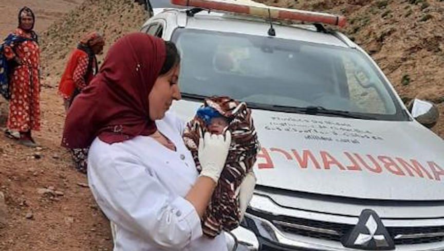 حصري بالصور: عمل بطولي لممرضة ينقذ امرأة حامل بجبال إملشيل من موت محقق
