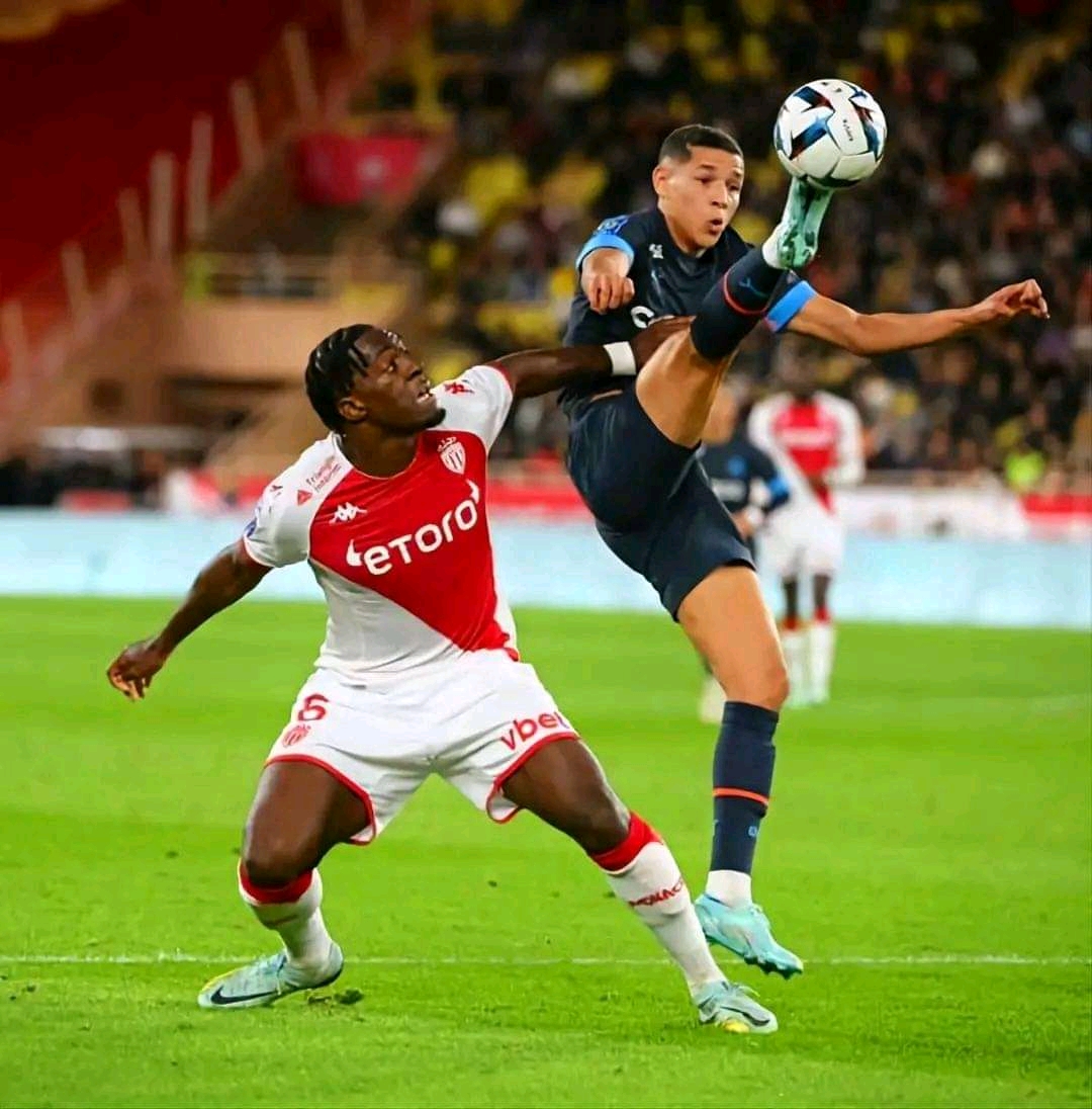 لاعب نادي موناكو الفرنسي أكسيل ديساسي يستفز المغاربة ويغلق على إصابته المغربي آمين حارث