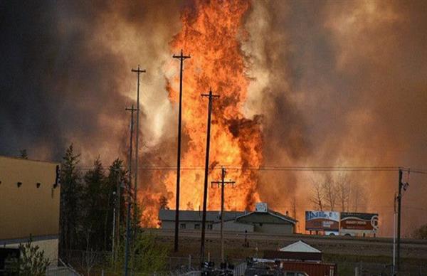 السلطات الكندية تخلي مدينة في أقصى شمال البلاد بسبب تقدم حرائق الغابات